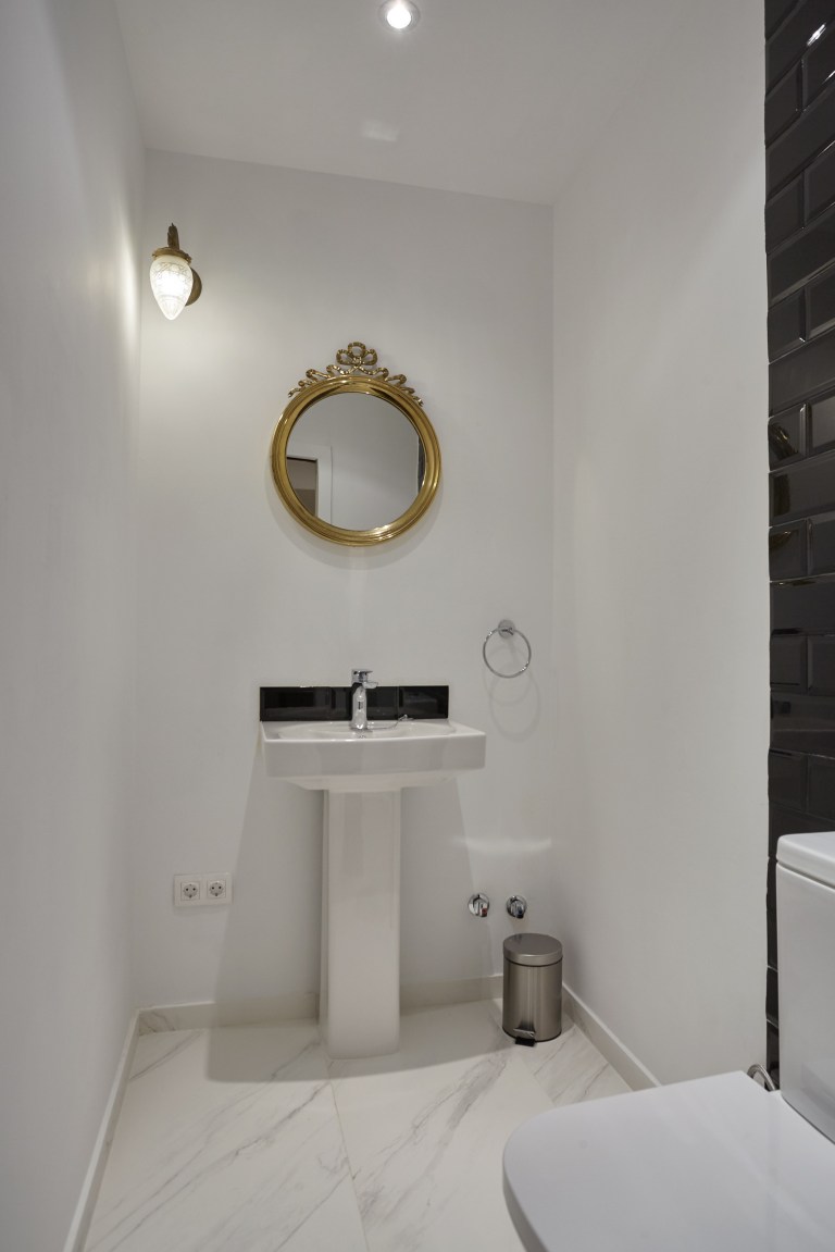 6. White Horse Bathroom 1
